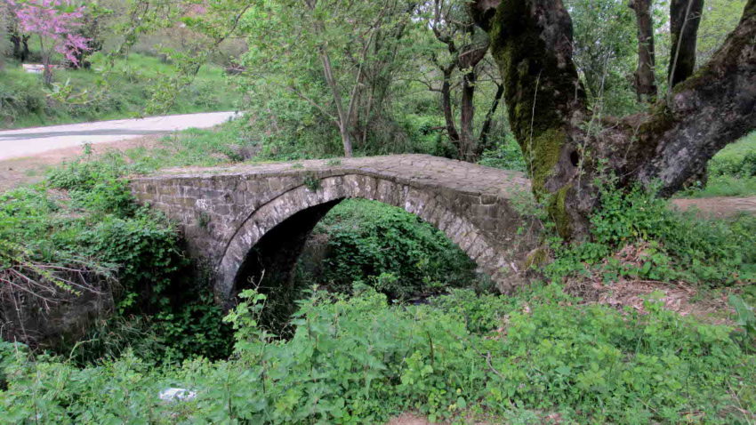 Γεφύρι στο Μοσχάτο κοντά στη λίμνη Πλαστήρα